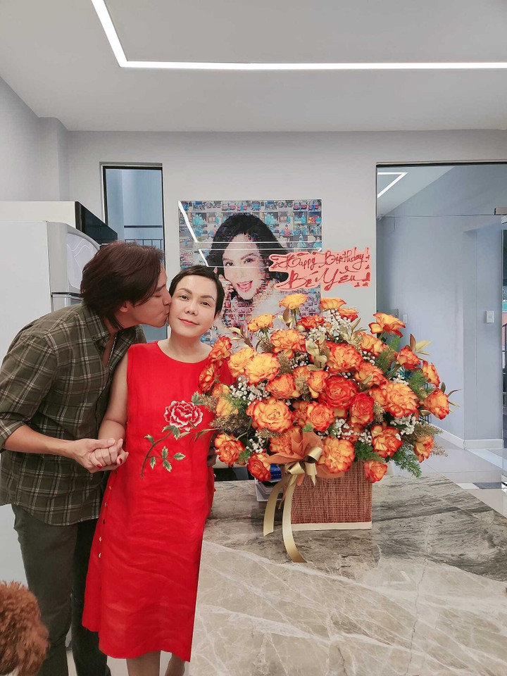 Sao Việt 8/10: Việt Hương khoe ảnh tình cảm bên ông xã dịp sinh nhật - 1