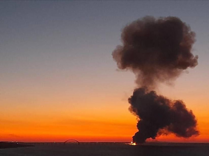 Ủy ban Chống khủng bố Nga: Cầu Crimea cháy do đánh bom xe - 5