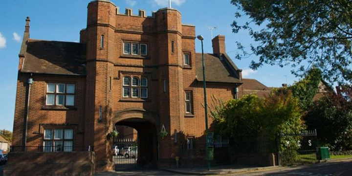 Một giáo viên bị sa thải sau 74 lần mở trình duyệt 'người lớn' trên lớp - 1