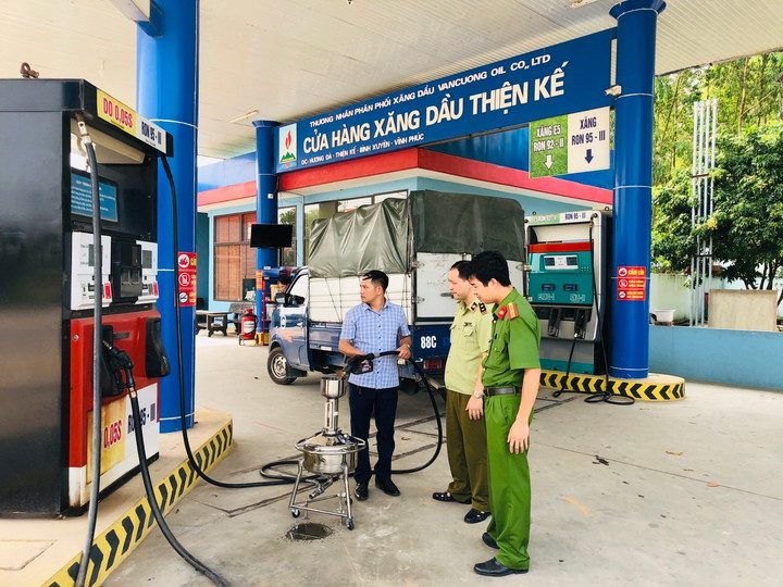 Xem xét thu hồi giấy phép của thương nhân vi phạm kinh doanh xăng dầu - 1
