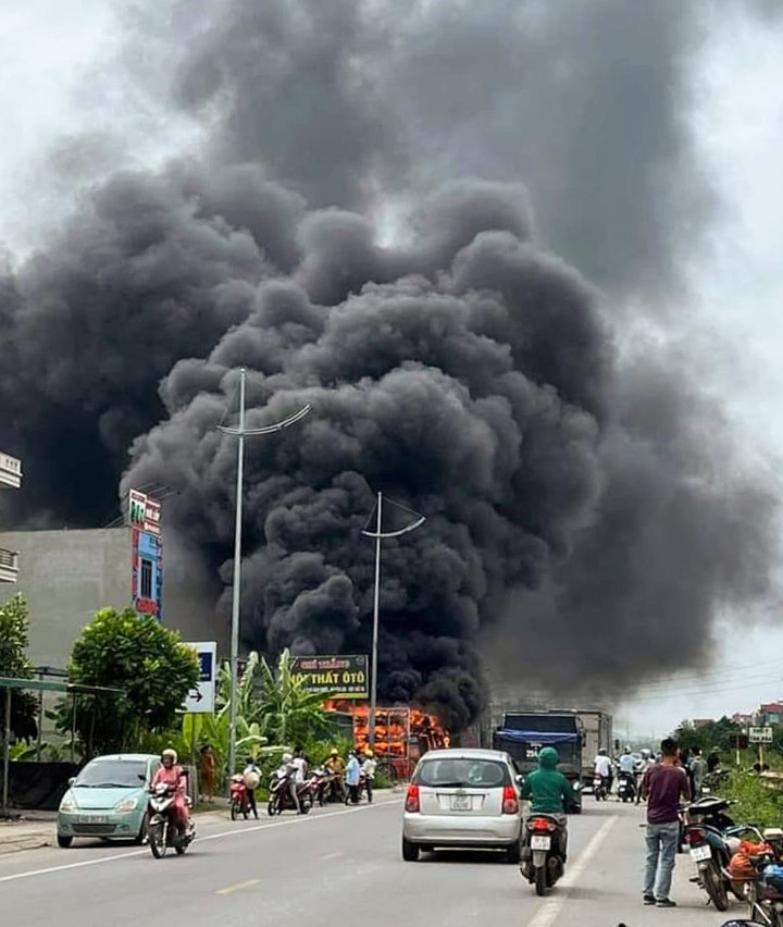 Khói bốc cao kèm nổ lớn tại đám cháy gara ô tô ở Bắc Giang - 1