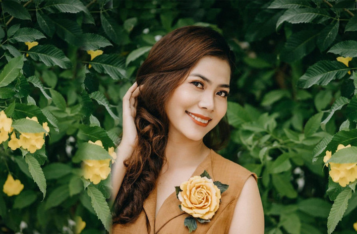 Cô giáo miền Tây gây sốt mạng nhờ tài năng làm hoa bằng vải - 1