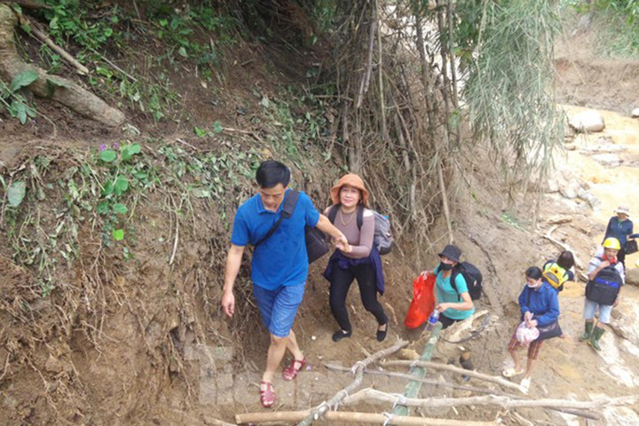 Thầy cô gùi lương thực, men đường rừng, vực sâu hun hút đến trường sau lũ quét - 2