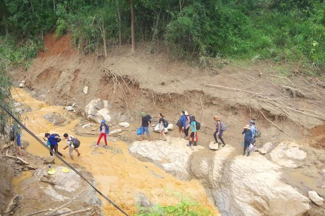Thầy cô gùi lương thực, men đường rừng, vực sâu hun hút đến trường sau lũ quét - 1