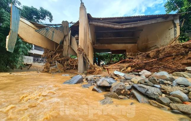 Thầy cô gùi lương thực, men đường rừng, vực sâu hun hút đến trường sau lũ quét - 3