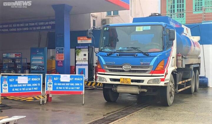 Người dân TP.HCM chật vật xếp hàng chờ đổ xăng - 1
