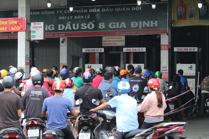 Người dân TP.HCM chật vật xếp hàng chờ đổ xăng - 3