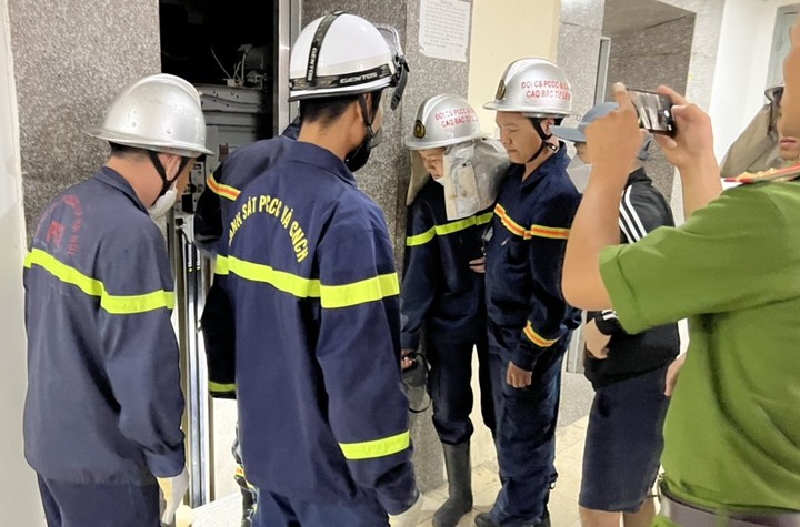 Giải cứu thiếu nữ mắc kẹt trong thang máy chung cư ở Hà Nội - 1