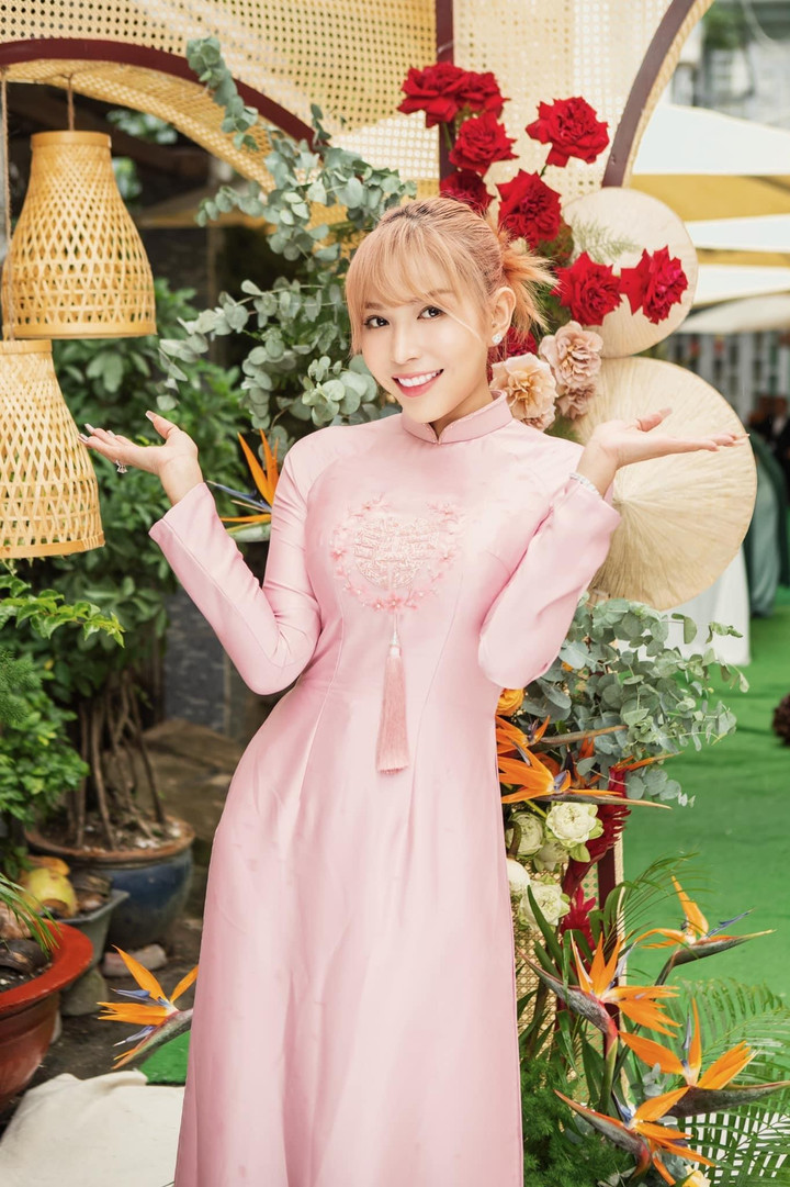 Khả Như rạng rỡ khi làm phù dâu trong lễ vu quy của MC Liêu Hà Trinh - 6