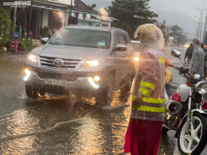 Mưa lớn khiến nước tràn lên quốc lộ ở Huế, cô lập nhiều nơi ở vùng núi Quảng Trị - 4