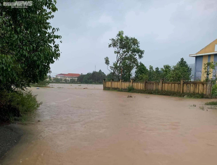 Mưa lớn khiến nước tràn lên quốc lộ ở Huế, cô lập nhiều nơi ở vùng núi Quảng Trị - 1