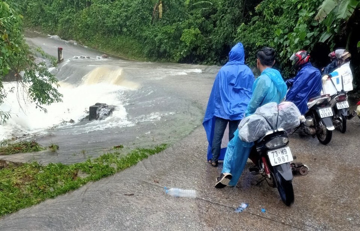 Lốc xoáy, sạt lở đất cô lập nhiều địa phương ở miền Trung - 1