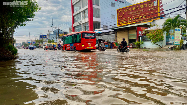 Ảnh: Triều cường cao nhất trong năm, nhiều tuyến đường ở Cần Thơ ngập sâu - 14