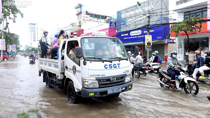 Ảnh: Triều cường cao nhất trong năm, nhiều tuyến đường ở Cần Thơ ngập sâu - 7