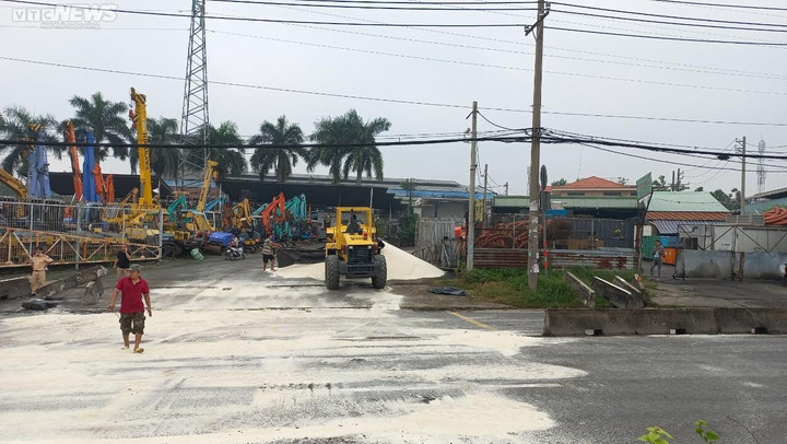 TP.HCM: Xe tải chở đầy gạo mất thắng, tông sập hàng rào chắn trên quốc lộ 1A - 2