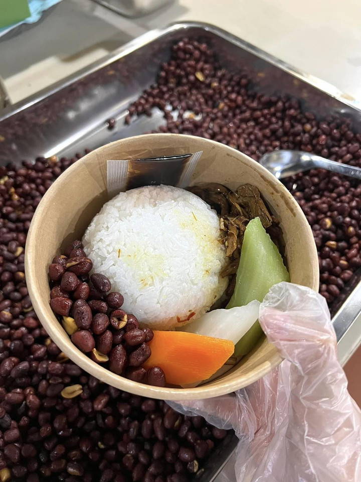 Đoàn Văn Hậu và bạn gái tự tay phát cơm từ thiện cho người nghèo - 2