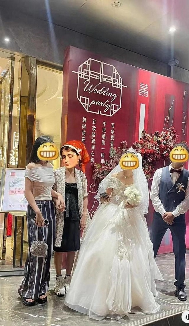 Tình cờ thấy tiệc cưới khi đang tìm đồ ăn, 2 nữ du khách có hành động không ngờ - 1