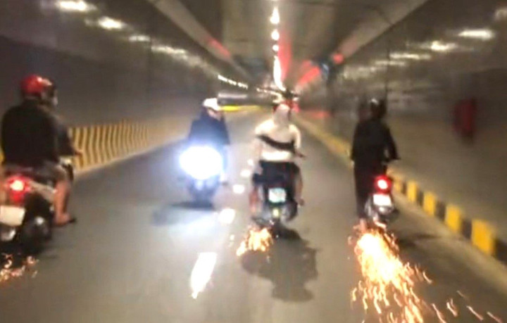 'Quái xế' buông 2 tay khi chạy xe đổ đèo Hải Vân bị phạt 8,9 triệu đồng - 2