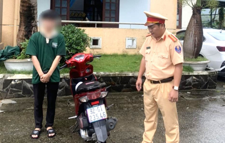 'Quái xế' buông 2 tay khi chạy xe đổ đèo Hải Vân bị phạt 8,9 triệu đồng - 1