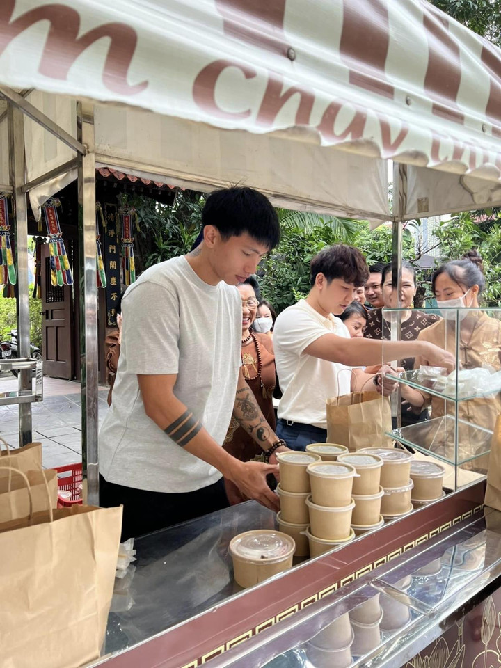 Đoàn Văn Hậu và bạn gái tự tay phát cơm từ thiện cho người nghèo - 1