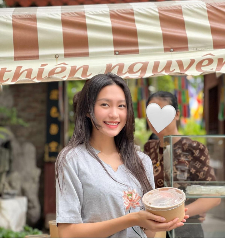 Đoàn Văn Hậu và bạn gái tự tay phát cơm từ thiện cho người nghèo - 3