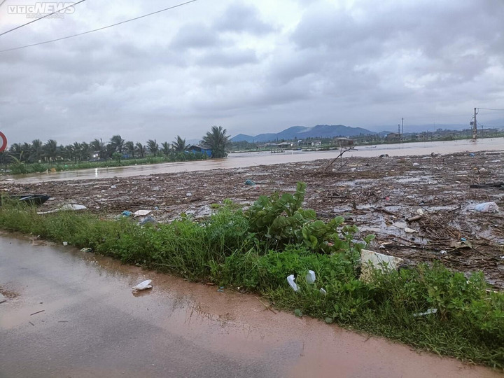 Bình Định, Phú Yên: Mưa lớn, nhiều nơi chìm trong biển nước - 2