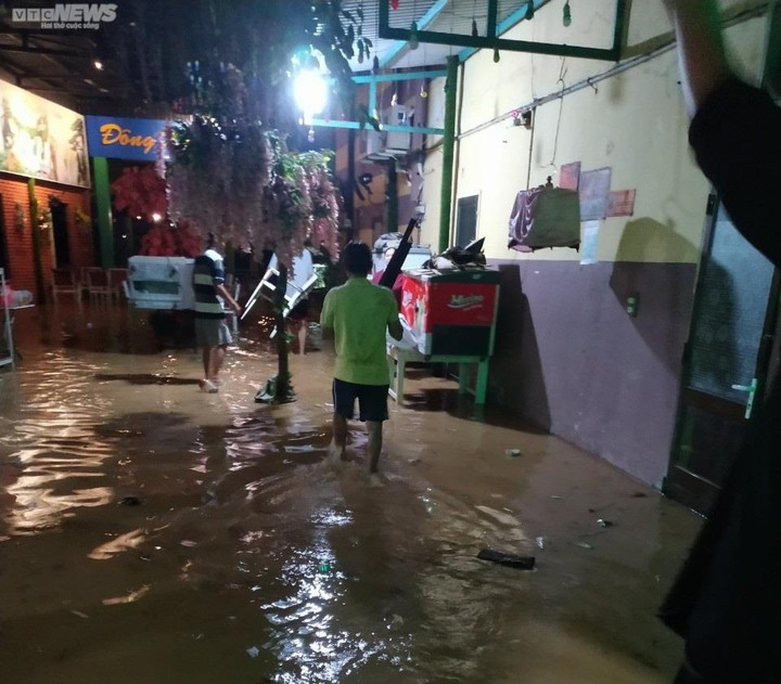 Bình Định, Phú Yên: Mưa lớn, nhiều nơi chìm trong biển nước - 6