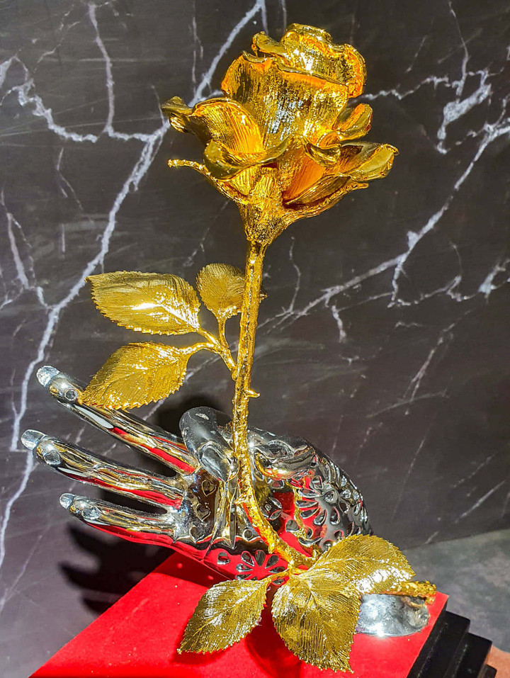 Quy trình dát vàng cho cành hồng, cành lan làm quà 20/10 xa xỉ - 2