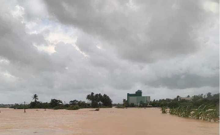 Bình Định, Phú Yên: Mưa lớn, nhiều nơi chìm trong biển nước - 4