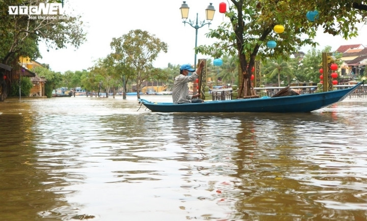 Dự báo thời tiết hôm nay 11/10: Mưa lớn trút xuống miền Trung, đề phòng lũ quét - 1