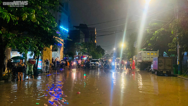 Người dân Quy Nhơn chèo thuyền giữa phố - 2