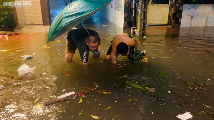 Người dân Quy Nhơn chèo thuyền giữa phố - 6