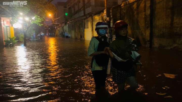 Người dân Quy Nhơn chèo thuyền giữa phố - 4