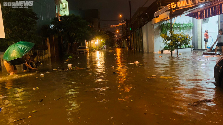 Người dân Quy Nhơn chèo thuyền giữa phố - 5