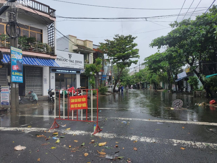 Bình Định, Phú Yên: Mưa lớn, nhiều nơi chìm trong biển nước - 9