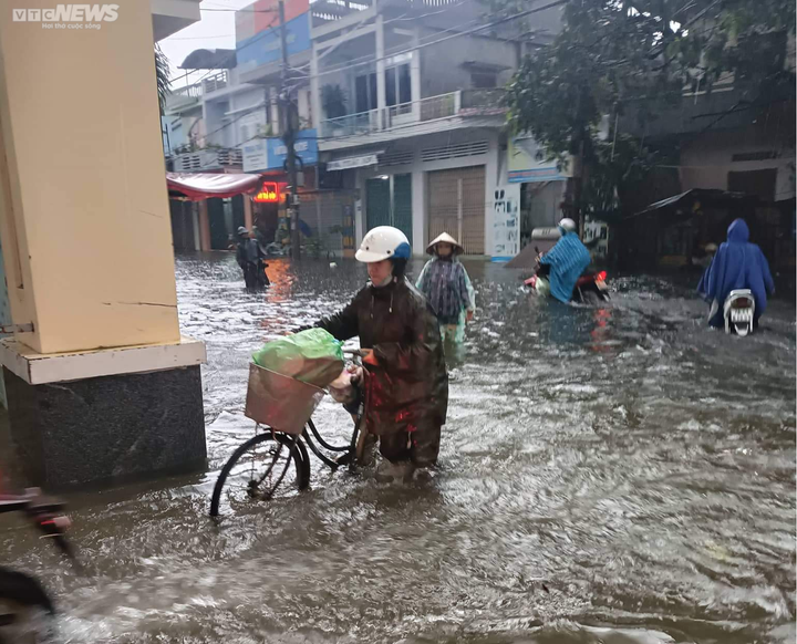 Bình Định, Phú Yên: Mưa lớn, nhiều nơi chìm trong biển nước - 7