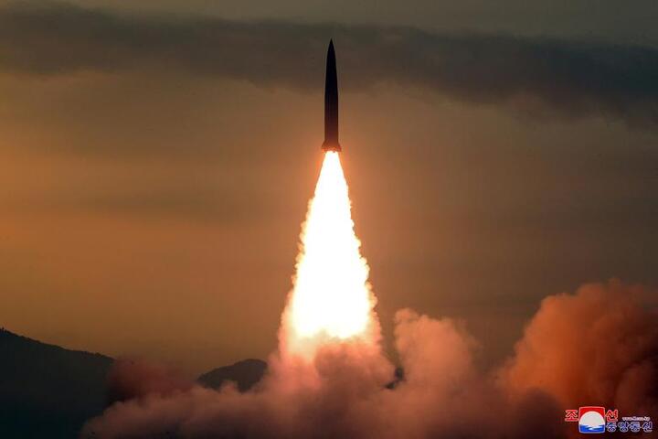 Triều Tiên công bố ảnh ông Kim Jong-un giám sát thử nghiệm tên lửa - 6