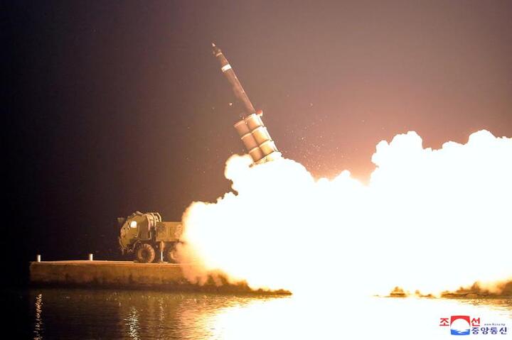 Triều Tiên công bố ảnh ông Kim Jong-un giám sát thử nghiệm tên lửa - 8