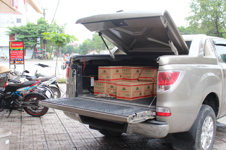 Thu giữ hàng nghìn lọ sa tế tôm giả mạo nhãn hiệu Thuận Phát - 2