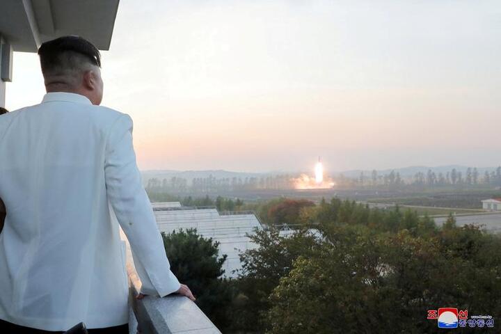 Triều Tiên công bố ảnh ông Kim Jong-un giám sát thử nghiệm tên lửa - 2