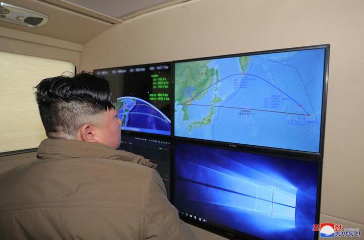 Triều Tiên công bố ảnh ông Kim Jong-un giám sát thử nghiệm tên lửa - 3