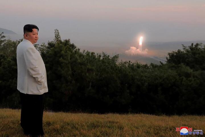 Triều Tiên công bố ảnh ông Kim Jong-un giám sát thử nghiệm tên lửa - 1
