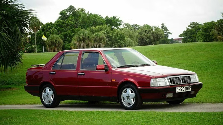 Những chiếc ô tô thông thường sở hữu động cơ thú vị - 4