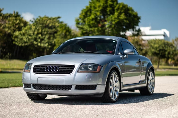 Những chiếc ô tô thông thường sở hữu động cơ thú vị - 6