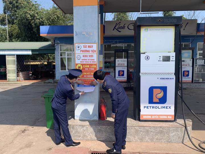 Phó Thủ tướng yêu cầu xử lý nghiêm hành vi đầu cơ găm hàng, buôn lậu xăng dầu - 1