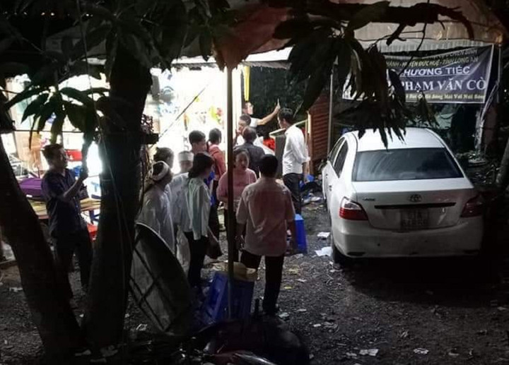 Long An: Ô tô lao vào đám tang, nhiều người bị thương - 1