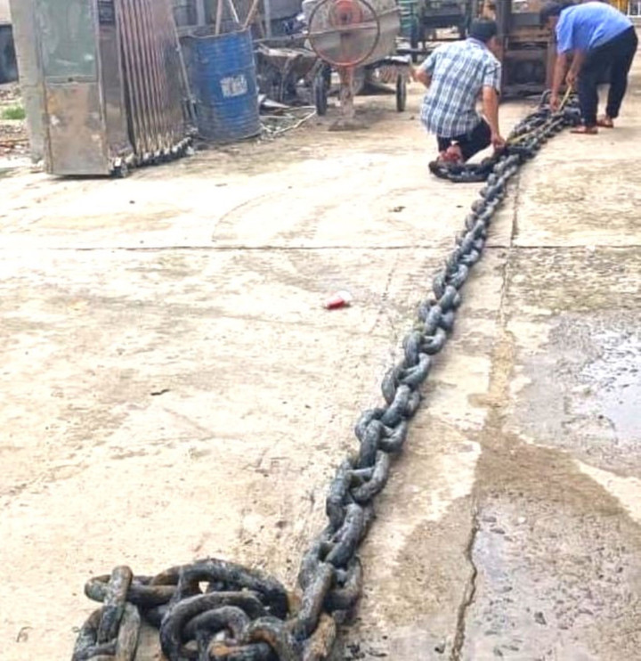 Hai anh em cắt trộm phao, xích neo tàu chống bão của ngư dân - 1
