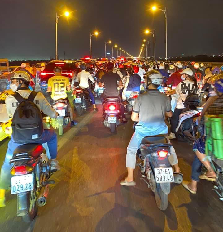 Hà Nội: Ô tô 7 chỗ lấn làn tông xe buýt, cầu Vĩnh Tuy ùn tắc - 2