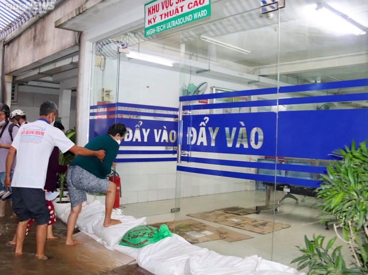 Triều cường cao kỷ lục, bệnh viện ở Cần Thơ lênh láng nước - 7