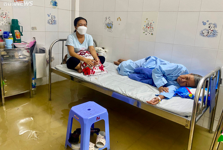 Triều cường cao kỷ lục, bệnh viện ở Cần Thơ lênh láng nước - 10